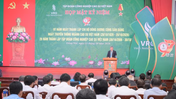Quang cảnh chương trình họp mặt kỷ niệm 97 năm Ngày thành lập Chi bộ Đông Dương Cộng sản Đảng, Ngày truyền thống ngành Cao-su Việt Nam (28/10/1929-28/10/2026). Ảnh: ĐÀO PHONG