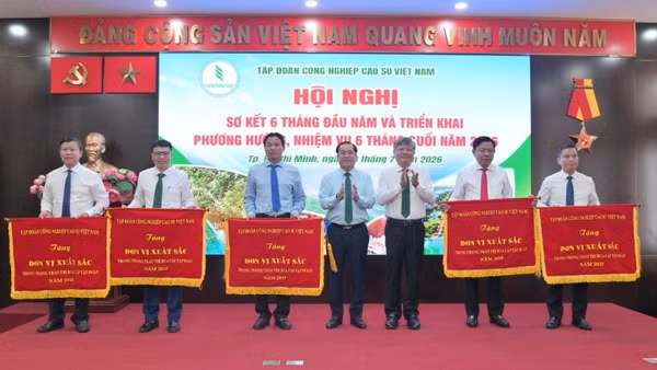 Lãnh đạo Tập đoàn Công nghiệp Cao-su Việt Nam trao cờ thi đua của Tập đoàn cho các đơn vị thực hiện tốt phong trào thi đua.