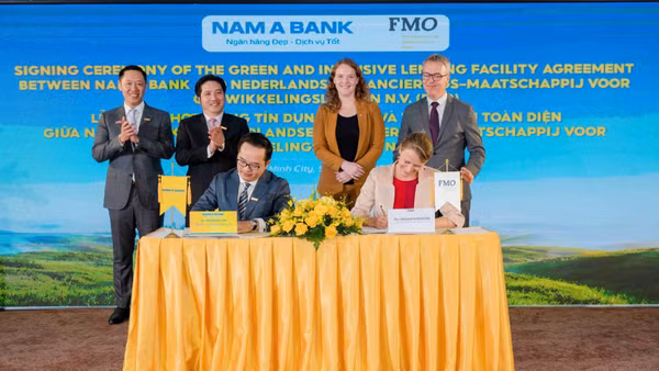 Đại diện Lãnh đạo Nam A Bank và FMO ký kết thỏa thuận. (Ảnh: NAB)