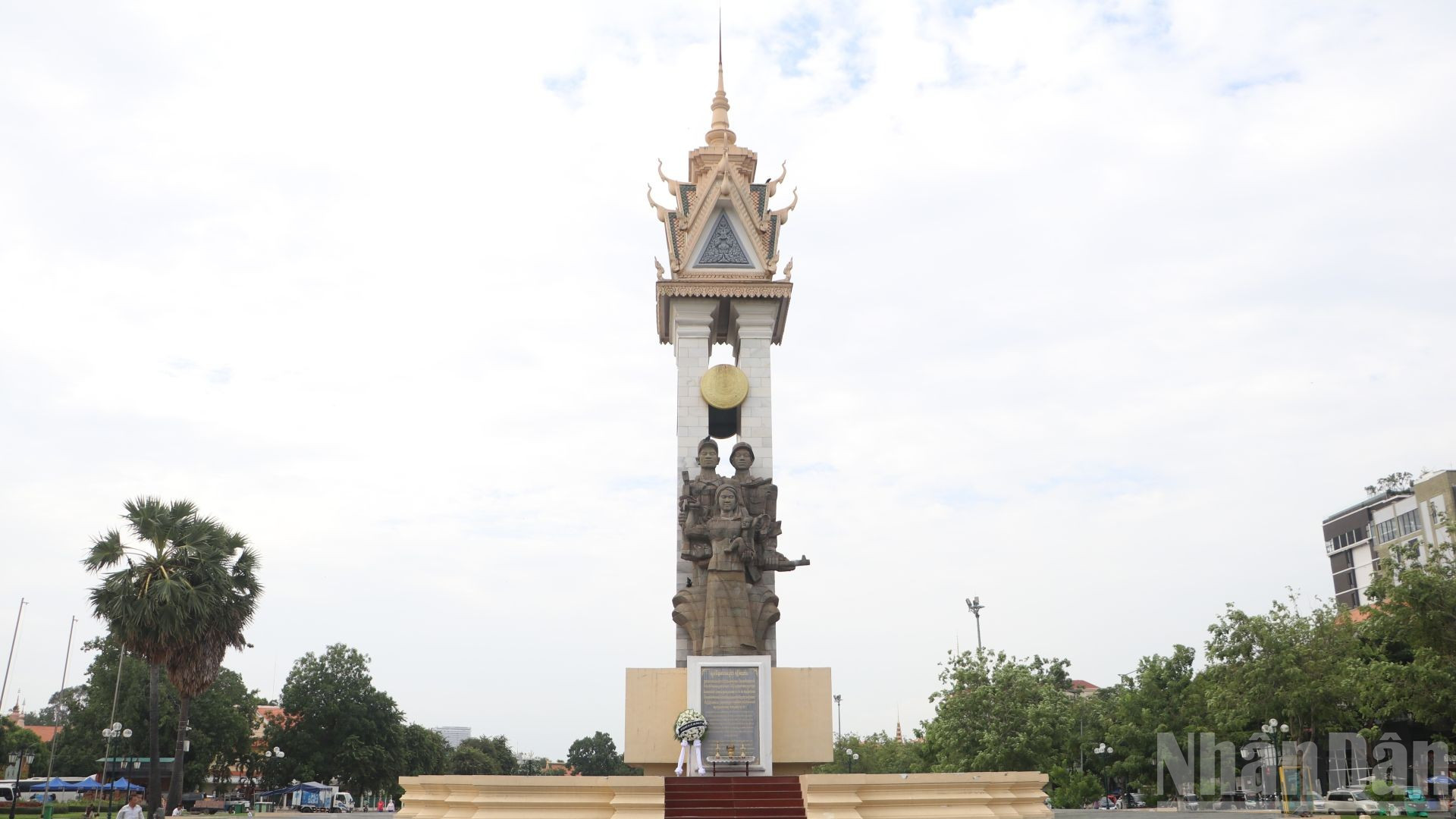 Đài Hữu nghị Việt Nam-Campuchia ở thủ đô Phnom Penh. (Ảnh: ĐINH TRƯỜNG) ndo_br_img-2590.jpg