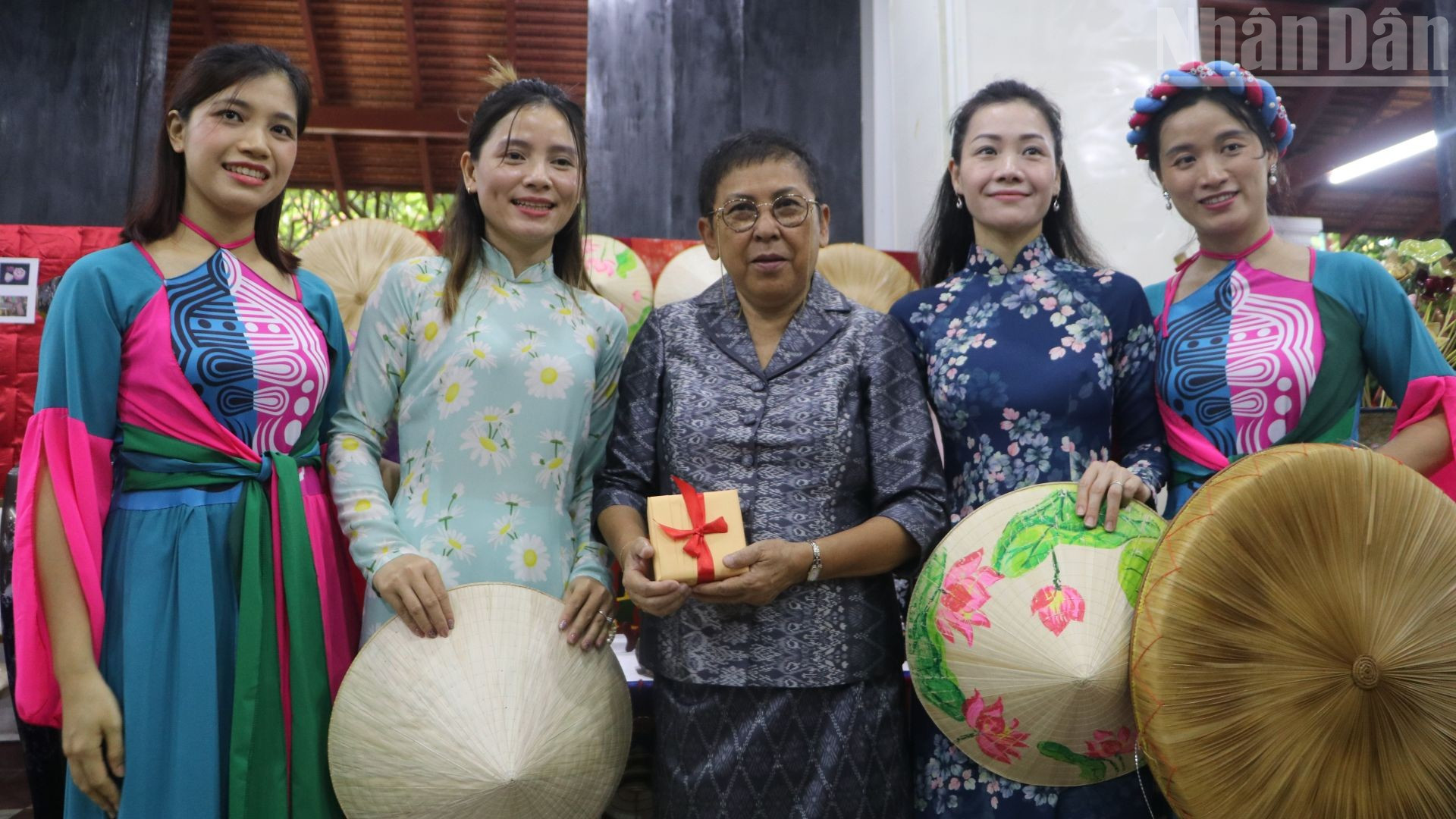 Đại sứ quán Việt Nam tại Campuchia đã tổ chức gian hàng trưng bày các đồ thủ công mỹ nghệ mang đậm dấu ấn văn hóa Việt Nam. (Ảnh: HUY VŨ) ndo_tr_img-3684.jpg