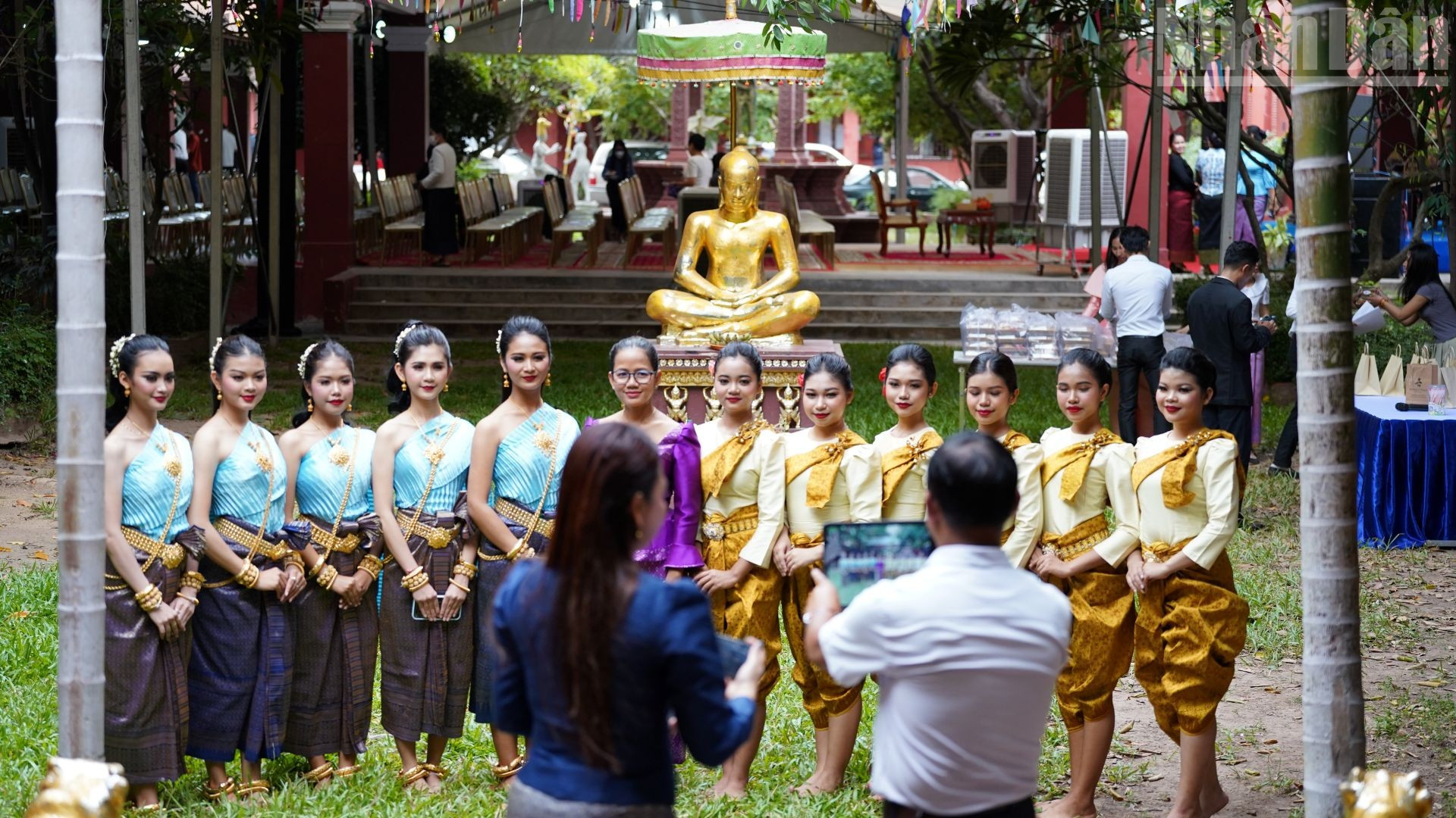 Trong khuôn khổ sự kiện, Văn hóa và Nghệ thuật Campuchia tổ chức một loạt các hoạt động gồm đố vui về chủ đề ASEAN, triển lãm trưng bày hàng thủ công mỹ nghệ ASEAN và chương trình biểu diễn văn hóa. (Ảnh: ĐINH TRƯỜNG) ndo_tr_dsc00640.jpg