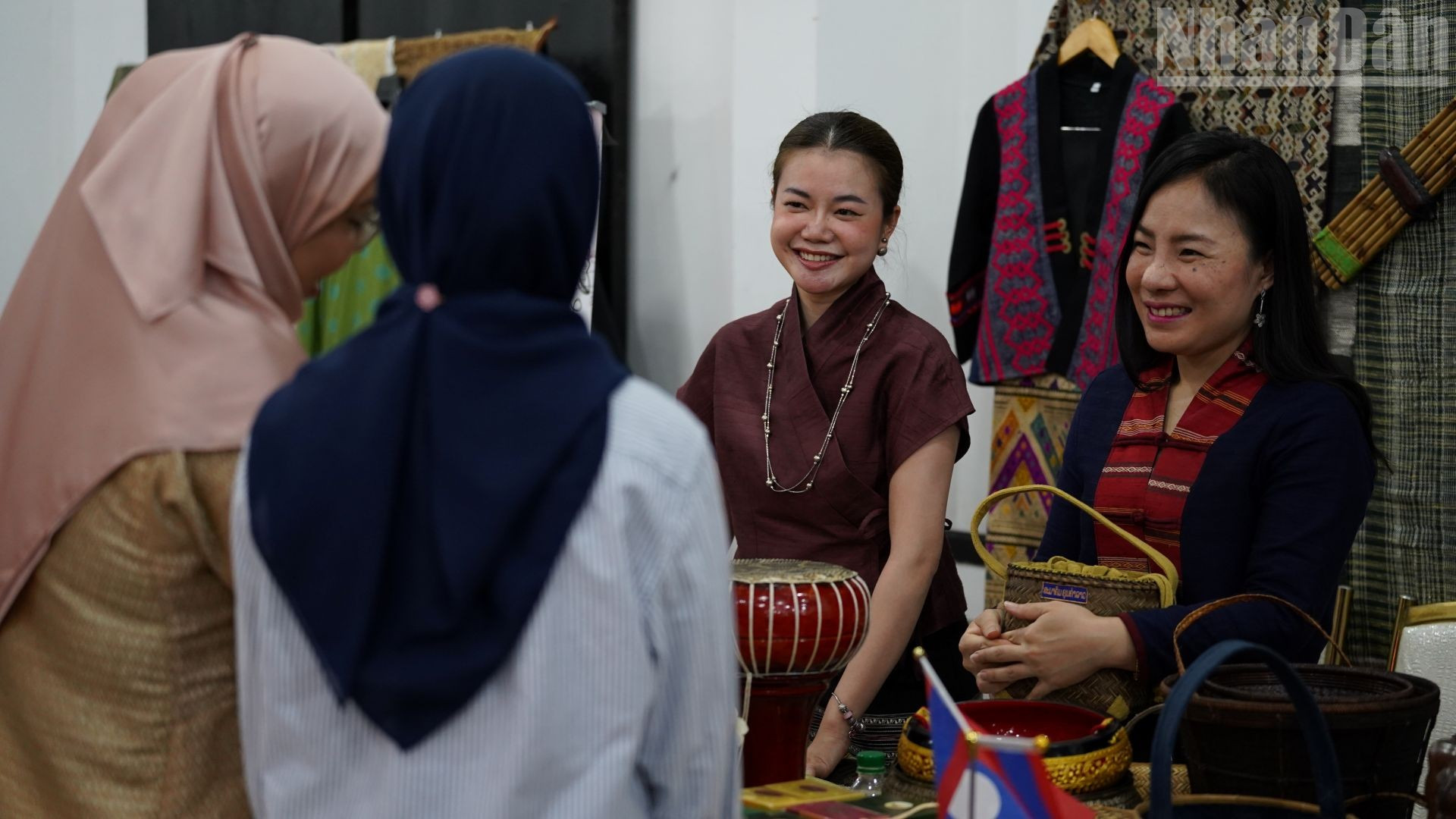Gian trưng bày của Đại sứ quán Lào tại Campuchia. (Ảnh: ĐINH TRƯỜNG) ndo_tr_dsc00614.jpg