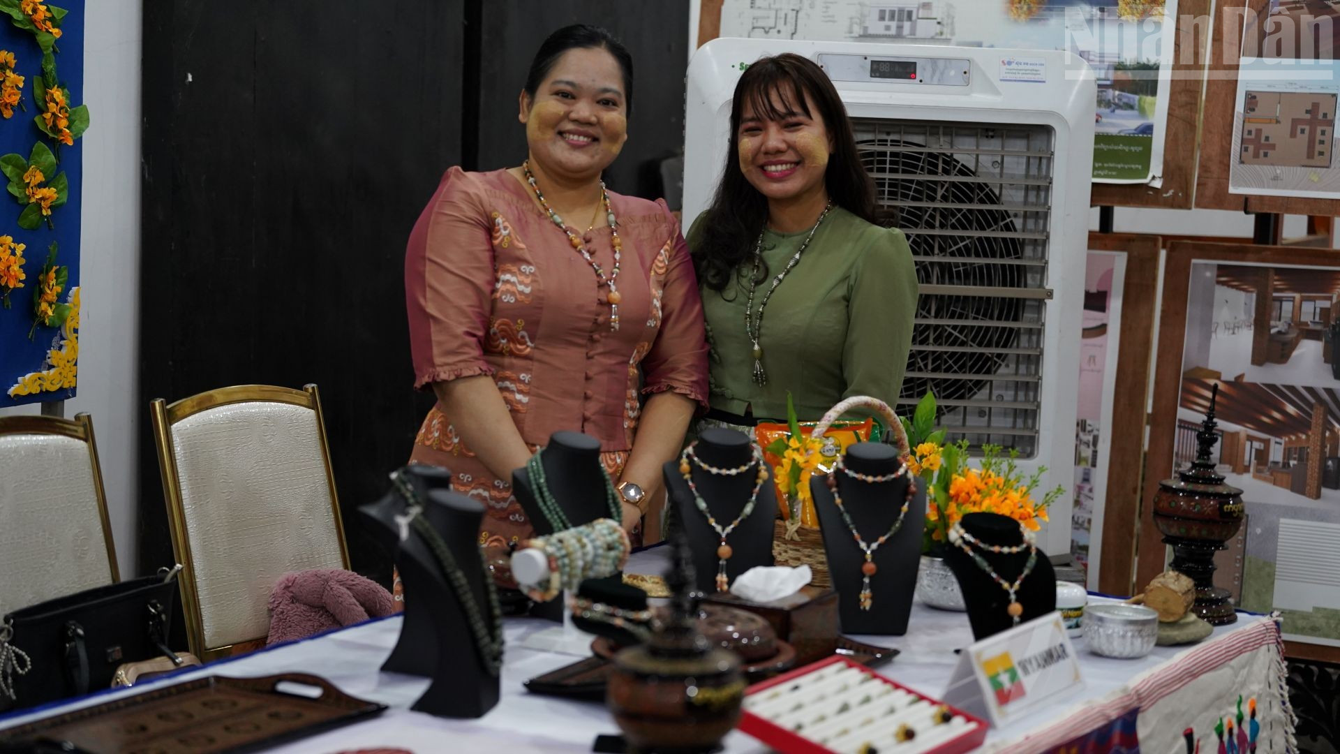 Những nụ cười thân thiện, ấm áp của các thành viên ASEAN. (Ảnh: ĐINH TRƯỜNG) ndo_tr_dsc00618.jpg