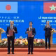 Tiến sĩ Lê Xuân Huy, Phó Tổng Giám đốc VNSC và ông Yasuo Ishii, Phó Chủ tịch cấp cao JAXA trao thỏa thuận hợp tác. (Ảnh: VNSC)