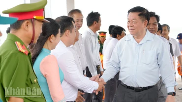 Đồng chí Nguyễn Trọng Nghĩa thăm cán bộ và nhân dân Đặc khu Kiên Hải. (Ảnh: TÂY HỒ)