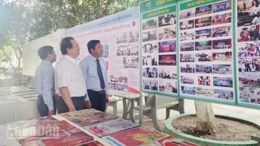 Đại biểu xem trưng bày những thành tựu của báo chí tỉnh Kiên Giang.