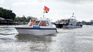 Lực lượng Cảnh sát giao thông ra quân trên các tuyến sông kiểm soát các phương tiện có gắn thiết bị bơm, hút và vận chuyển cát, sỏi trên địa bàn toàn tỉnh. (Ảnh: VĂN VŨ).