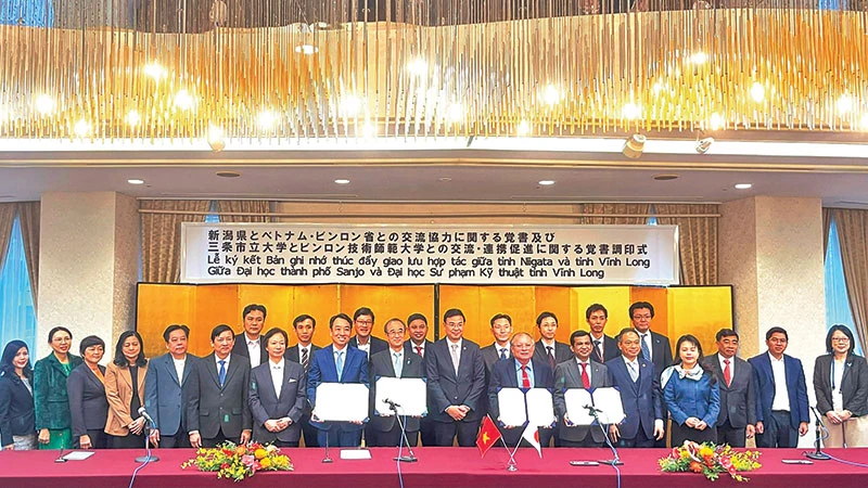 Đoàn công tác của tỉnh Vĩnh Long làm việc với các đối tác Nhật Bản.