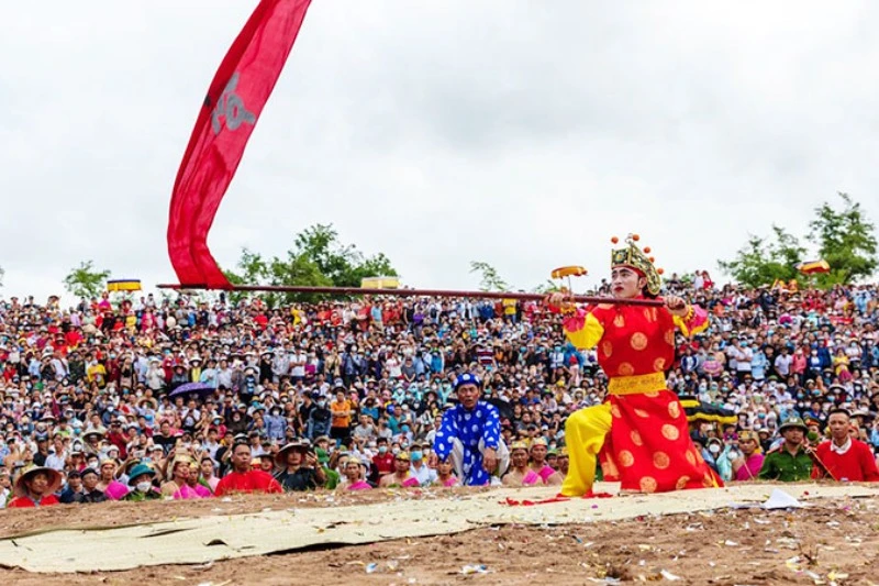 Một màn trình diễn tại Hội Gióng Phù Đổng. (Ảnh PHẠM QUỐC DŨNG)