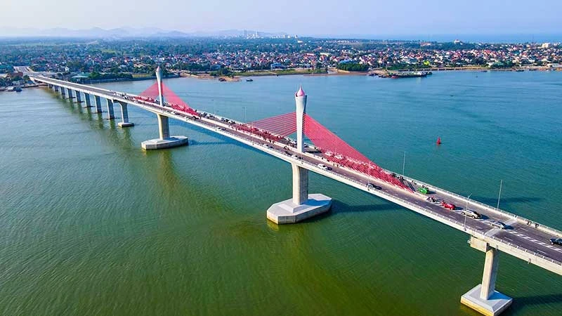 Cầu Cửa Hội bắc qua sông Lam, góp phần phát triển kinh tế-xã hội vùng nam Nghệ An-bắc Hà Tĩnh.
