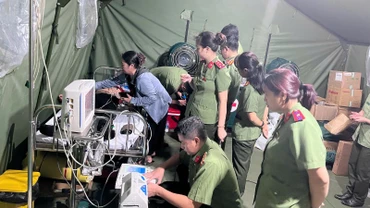 Cấp cứu người dân gặp sự cố sức khỏe khi xem Tổng duyệt A80. 