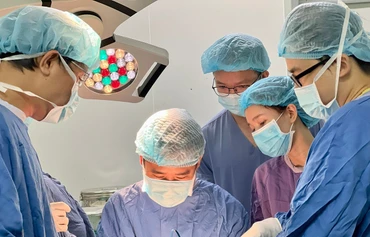 Bác sĩ tiến hành phẫu thuật cho bệnh nhân. 