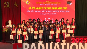 Phó Giáo sư, Tiến sĩ Phạm Quốc Bình - Bí thư Đảng ủy, Chủ tịch Hội đồng trường và Phó Giáo sư, Tiến sĩ Nguyễn Quốc Huy - Giám đốc Học viện trao bằng tốt nghiệp cho 25 tân bác sĩ y học cổ truyền, bác sĩ y khoa và dược sĩ tốt nghiệp loại giỏi năm học 2024-2025.