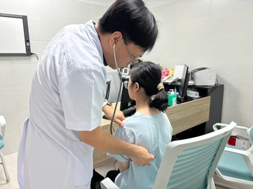 Bác sĩ khám lại cho bệnh nhân sau phẫu thuật.