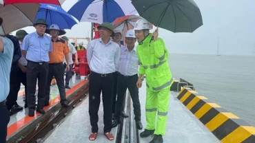 Đồng chí Nguyễn Xuân Sang, Thứ trưởng Xây dựng kiểm tra công tác phòng, chống bão tại khu vực cảng biển Quảng Ninh, Hải Phòng.