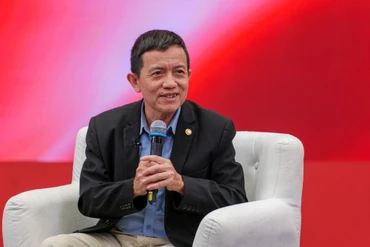 Phó Giáo sư, Tiến sĩ Nguyễn Mạnh Hà, nguyên Phó Viện trưởng Viện Lịch sử Quân sự Việt Nam, nguyên Viện trưởng Viện Lịch sử Đảng (Học viện Chính trị Quốc gia Hồ Chí Minh) hào hứng trả lời câu hỏi của người trẻ. 