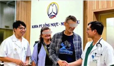 Bệnh nhân cảm ơn các thầy thuốc Bệnh viện Bạch Mai đã cứu sống mình. 