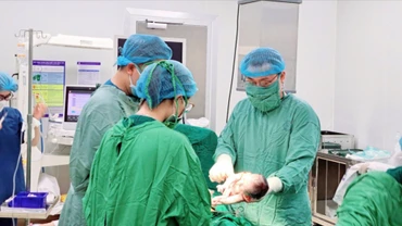 Bác sĩ phẫu thuật lấy thai cho sản phụ. 