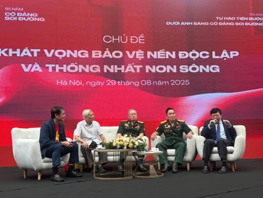 Các khách mời tham dự tọa đàm chia sẻ về "Khát vọng Bảo vệ nền độc lập và thống nhất non sông".