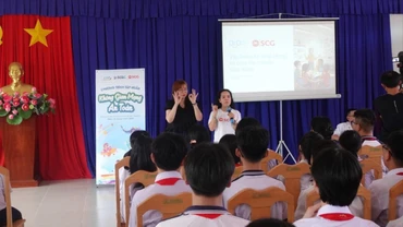 Sự đồng hành của tập đoàn SCG được thể hiện một cách đa dạng và toàn diện thông qua hỗ trợ tài chính và tập huấn trang bị kỹ năng cho học sinh.