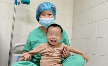  Bệnh nhi 15 tháng tuổi được ghép gan tại Bệnh viện Trung ương Huế xuất viện 