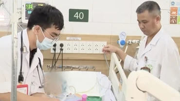 Tiến sĩ, bác sĩ Nguyễn Trung Nguyên, Giám đốc Trung tâm Chống độc (bên phải) và đồng nghiệp kiểm tra phản xạ cơ cho bệnh nhân.