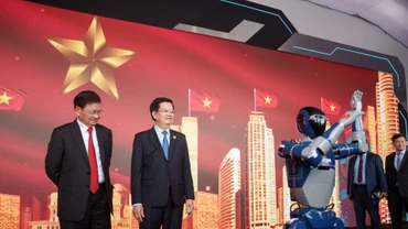 Các nhà lãnh đạo đã cùng bước lên sân khấu giao lưu trực tiếp với robot hình người do Công ty Cổ phần VinMotion phát triển.
