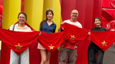 Người trẻ diện trang phục mang màu cờ sắc áo, nô nức hướng về Triển lãm “95 năm Cờ Đảng soi đường”