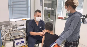 Tiêm phòng dại cho bệnh nhi tại Bệnh viện Bệnh Nhiệt đới Trung ương. 