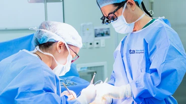 Bác sĩ Dũng (phải) cùng ê-kíp phẫu thuật cho bệnh nhân.