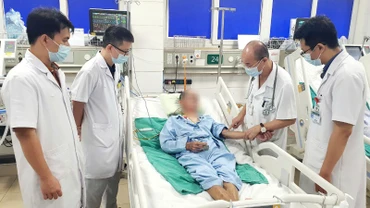 Phó Giáo sư, Tiến sĩ Đỗ Duy Cường, Viện trưởng Viện Y học Nhiệt đới Bạch Mai cùng các bác sĩ hội chẩn ca bệnh 63 tuổi.