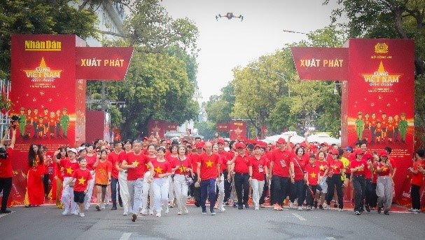 Đông đảo người dân hưởng ứng chương trình.