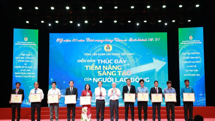 Đại diện Tập đoàn TH (thứ 5 từ phải sang) nhận bằng khen tại Diễn đàn “Thúc đẩy tiềm năng sáng tạo của người lao động” trong khuôn khổ chương trình “Ngày hội lao động sáng tạo toàn quốc năm 2025”.