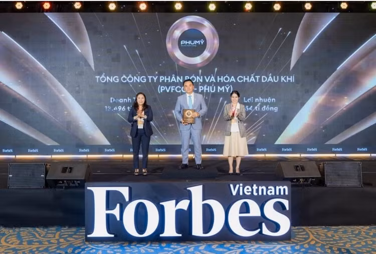 Ông Nguyễn Xuân Hòa - Chủ tịch HĐQT PVFCCo - Phú Mỹ nhận Danh hiệu Top 50 công ty niêm yết tốt nhất Việt Nam 2025.