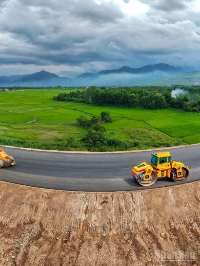 Tuyến cao tốc Quảng Ngãi-Hoài Nhơn đang tiến rất gần đến ngày “về đích”, sẵn sàng thông xe đúng dịp 19/12/2025 theo chỉ đạo của Chính phủ.