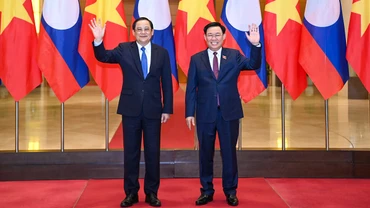 Chủ tịch Quốc hội Vương Đình Huệ và Thủ tướng Lào Sonexay Siphandone.