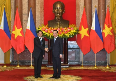 Chủ tịch nước Võ Văn Thưởng và Tổng thống Philippines Ferdinand Romualdez Marcos Jr tại lễ đón. (Ảnh: ĐĂNG KHOA)