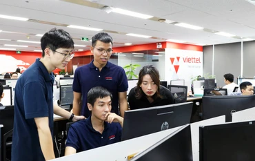 Đội ngũ kỹ sư tham khảo và thử nghiệm các mô hình ngôn ngữ lớn.