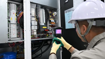 Kỹ sư của Tổng Công ty Mạng lưới Viettel kiểm tra hệ thống cơ điện tại trạm cập bờ ADC