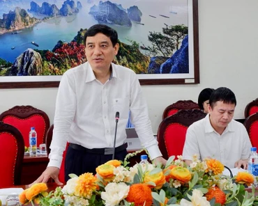 Đồng chí Nguyễn Đắc Vinh thông tin về việc tổ chức Hội thảo Văn hóa 2024. 