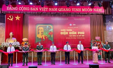 Các đại biểu cắt băng khai mạc triển lãm.