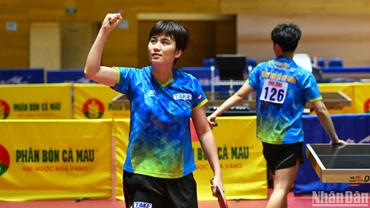 Tay vợt Nguyễn Khoa Diệu Khánh ăn mừng sau khi kết thúc trận đấu. (Ảnh: DUY LINH)