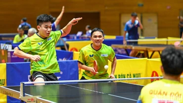 Cặp đôi đương kim vô địch Lê Đình Đức - Đinh Anh Hoàng thi đấu tại trận chung kết. (Ảnh: DUY LINH)