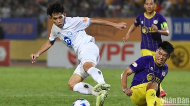 Thép Xanh Nam Định (áo trắng) giành chiến thắng quan trọng để hướng tới ngôi vô địch V-League năm nay. (Ảnh: TRẦN HẢI)