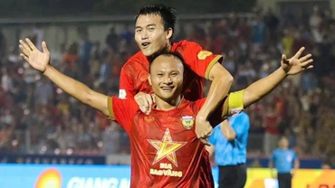 Trọng Hoàng ấn định chiến thắng 3-1. (Ảnh: Hồng Lĩnh Hà Tĩnh FC)