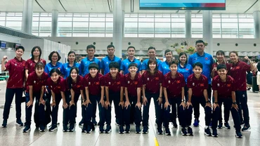 Các thành viên đội tuyển futsal nữ Việt Nam hứng khởi trước giờ khởi hành. (Ảnh: VFF)