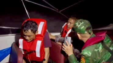 Cán bộ, chiến sĩ Đồn Biên phòng Cát Bà đưa thuyền viên bị nạn vào bờ.