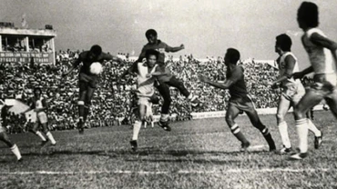Cuộc hội ngộ bóng đá 2 miền nam-bắc trên sân Thống Nhất ngày 7/11/1976. (Ảnh tư liệu của These Football Times)