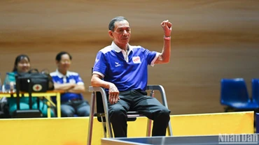 Trọng tài theo dõi một trận đấu tại Giải vô địch bóng bàn quốc gia Báo Nhân Dân lần thứ 43. (Ảnh: DUY LINH)